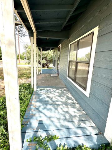 610 W Dale Street, Winters, TX 79567