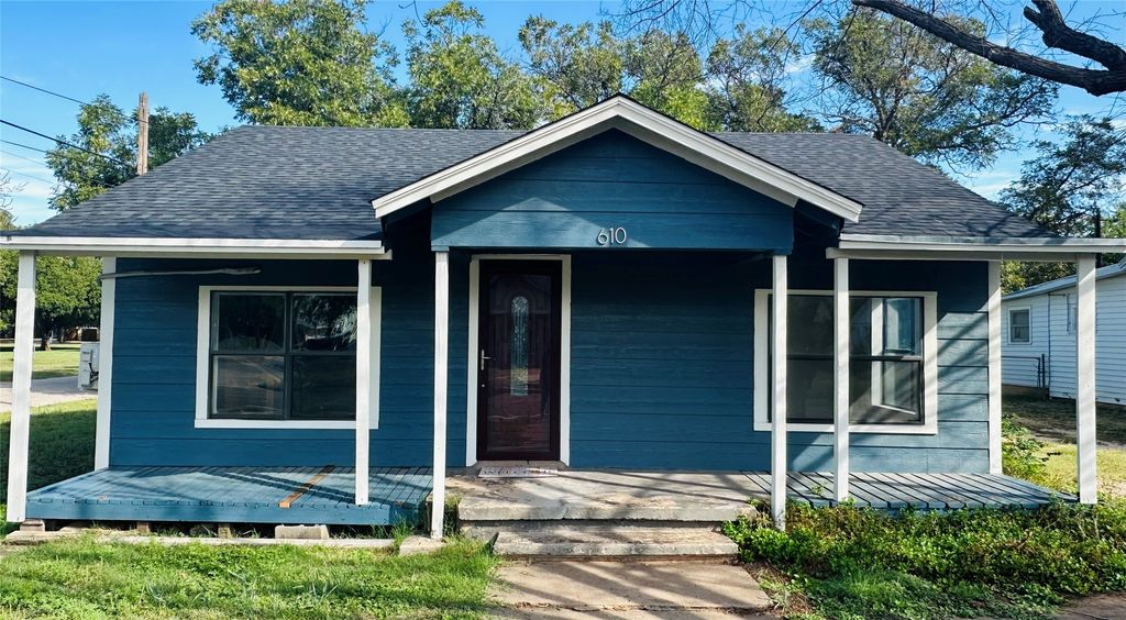 610 W Dale Street, Winters, TX 79567