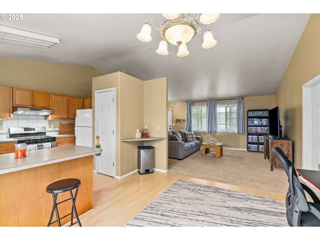 2966 Ne DOUGLAS Ave, Roseburg, OR 97470