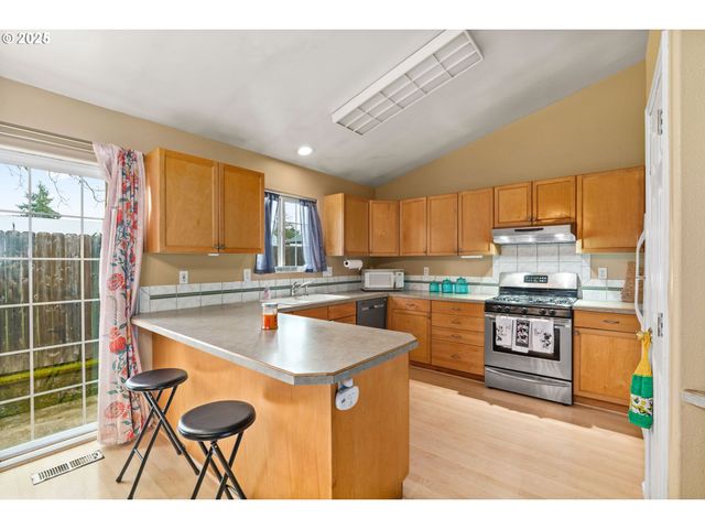 2966 Ne DOUGLAS Ave, Roseburg, OR 97470