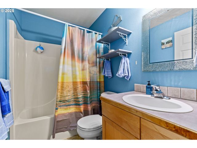 2966 Ne DOUGLAS Ave, Roseburg, OR 97470