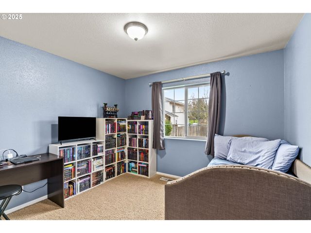 2966 Ne DOUGLAS Ave, Roseburg, OR 97470