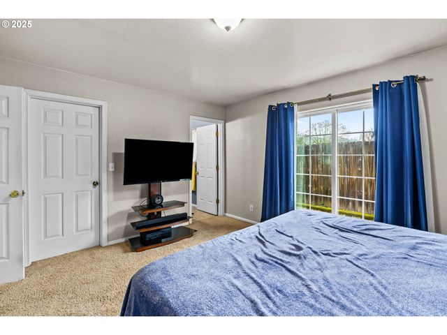 2966 Ne DOUGLAS Ave, Roseburg, OR 97470