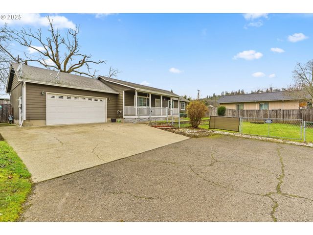 2966 Ne DOUGLAS Ave, Roseburg, OR 97470