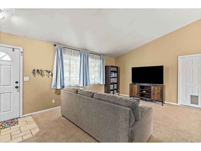 2966 Ne DOUGLAS Ave, Roseburg, OR 97470