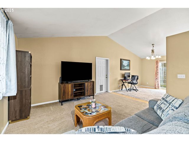 2966 Ne DOUGLAS Ave, Roseburg, OR 97470