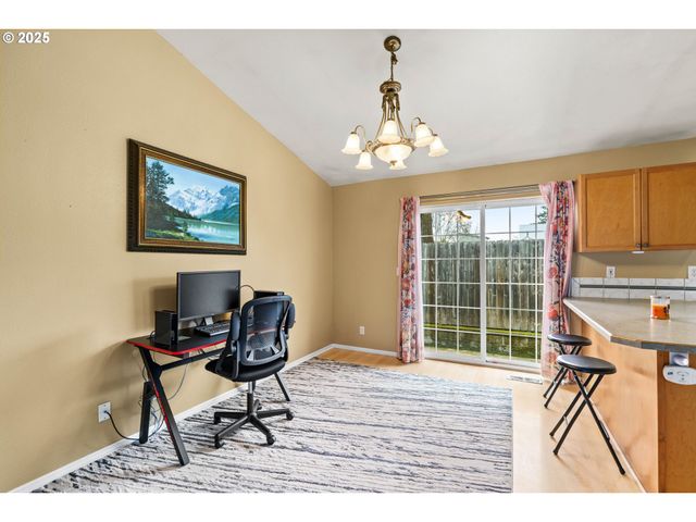 2966 Ne DOUGLAS Ave, Roseburg, OR 97470