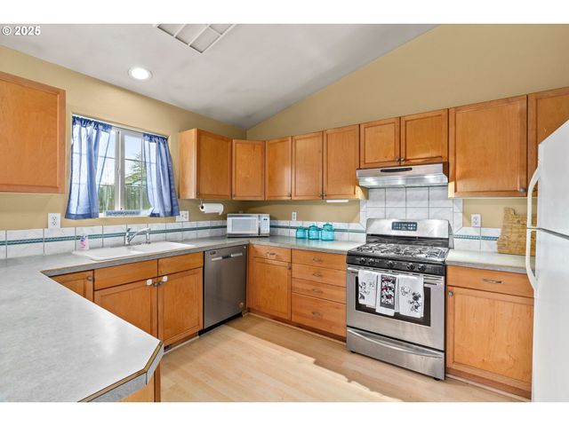 2966 Ne DOUGLAS Ave, Roseburg, OR 97470