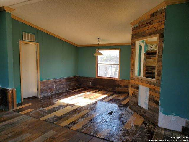 754 Kayroe Rd, Adkins, TX 78101