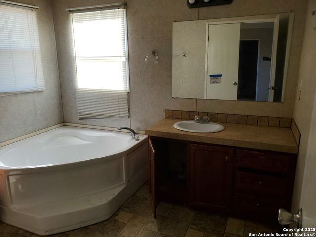 754 Kayroe Rd, Adkins, TX 78101