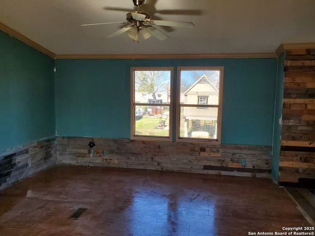 754 Kayroe Rd, Adkins, TX 78101