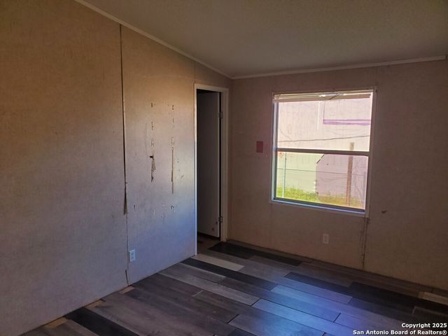 754 Kayroe Rd, Adkins, TX 78101