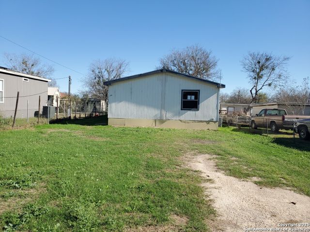 754 Kayroe Rd, Adkins, TX 78101