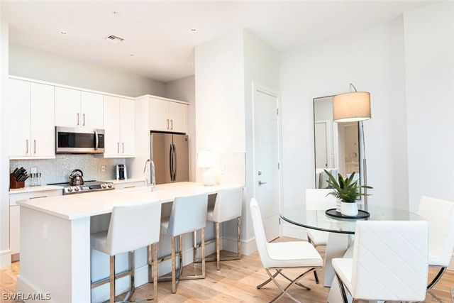 101 8th ST S 206, Naples, FL 34102