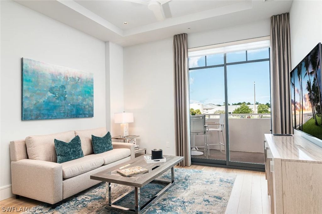 101 8th ST S 206, Naples, FL 34102