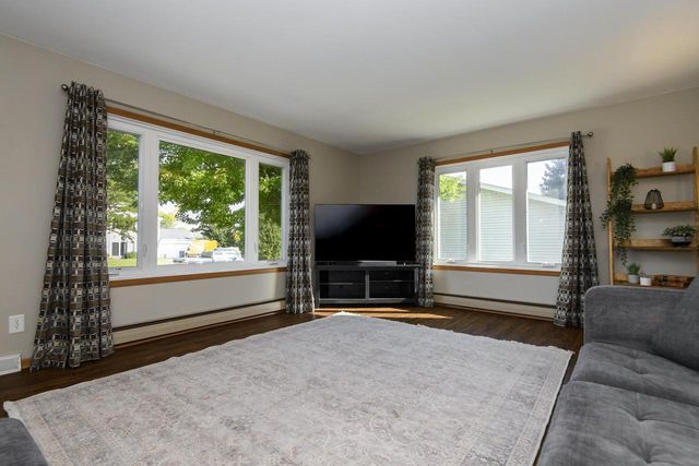 414 Whipple Tree LANE, Waterford, WI 53185
