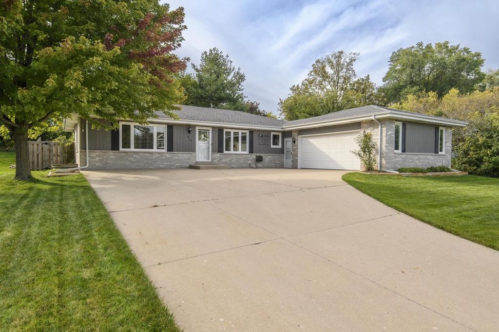 414 Whipple Tree LANE, Waterford, WI 53185
