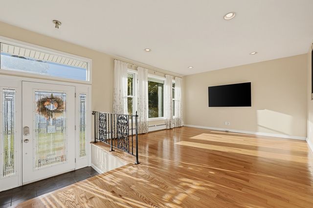 35 Macarthur Dr, Millbury, MA 01527