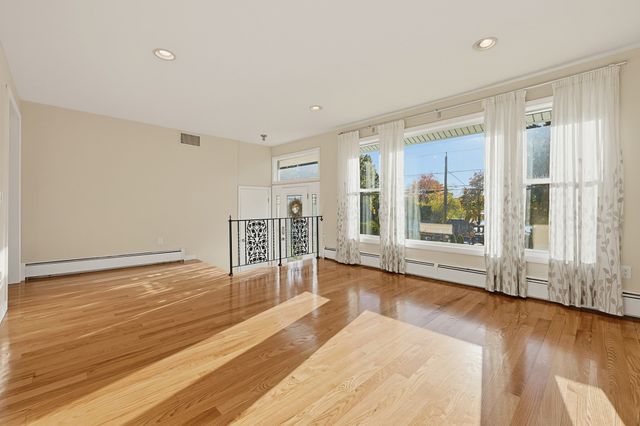 35 Macarthur Dr, Millbury, MA 01527