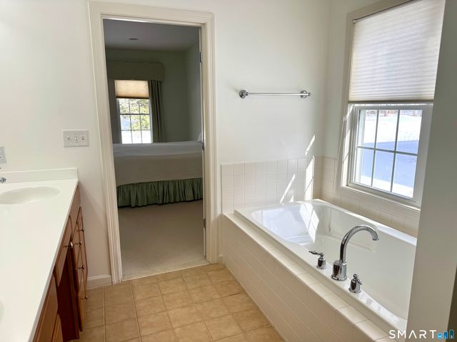 117 Country Club Drive 117, Oxford, CT 06478