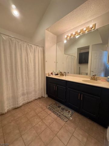 11 Windsor Ct 11, Hardyston Twp., NJ 07419