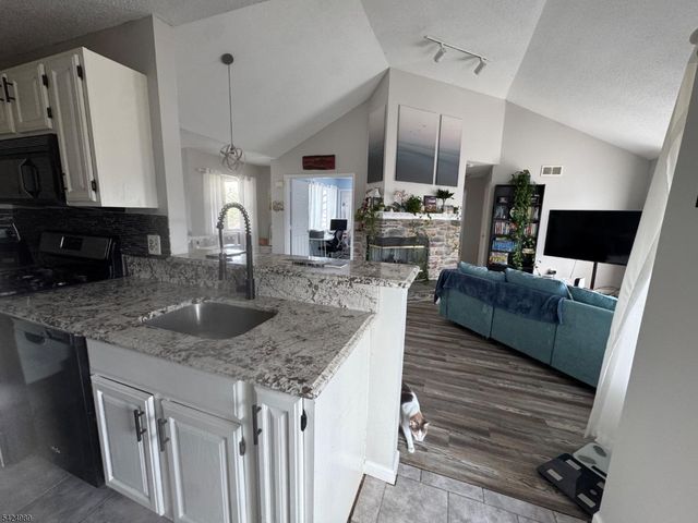 11 Windsor Ct 11, Hardyston Twp., NJ 07419