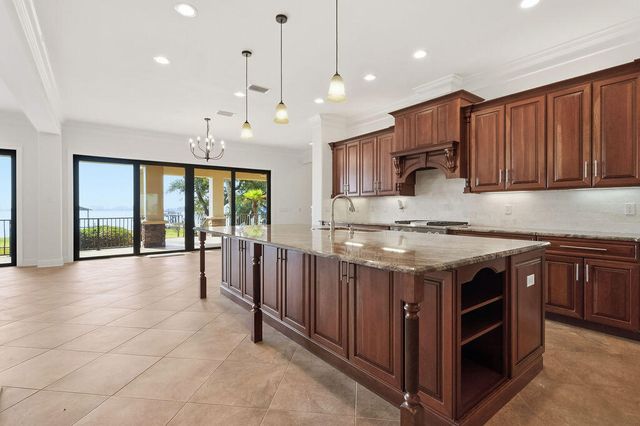 18 Kimbrough Road, Mary Esther, FL 32569