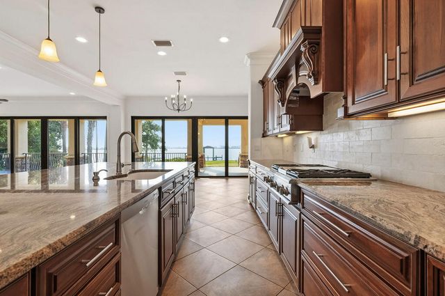 18 Kimbrough Road, Mary Esther, FL 32569