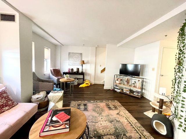 1 Pine St B, Boston, MA 02111