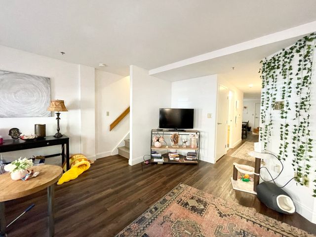 1 Pine St B, Boston, MA 02111