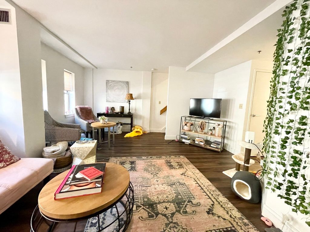 1 Pine St B, Boston, MA 02111