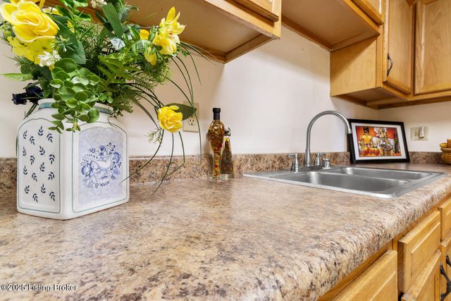 281 El Conquistador Pl, Louisville, KY 40220