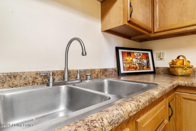 281 El Conquistador Pl, Louisville, KY 40220