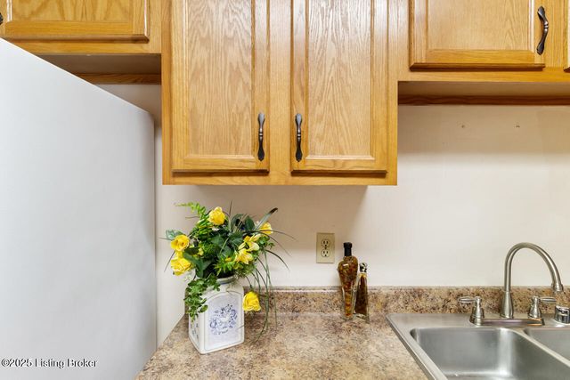 281 El Conquistador Pl, Louisville, KY 40220