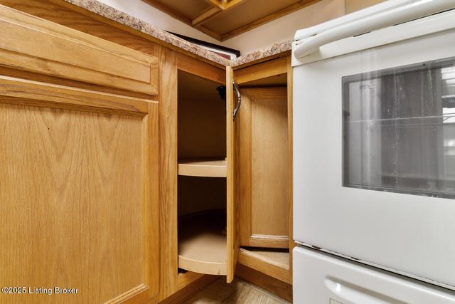 281 El Conquistador Pl, Louisville, KY 40220