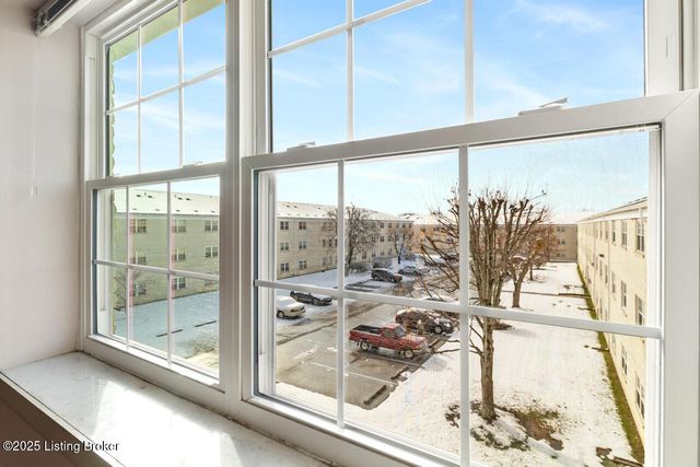 281 El Conquistador Pl, Louisville, KY 40220