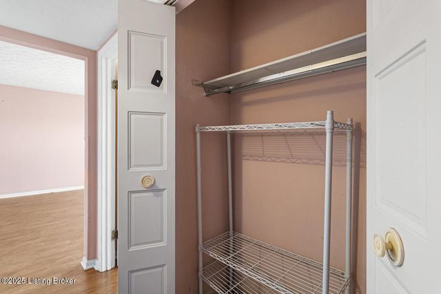 281 El Conquistador Pl, Louisville, KY 40220