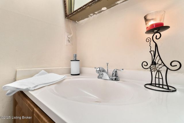 281 El Conquistador Pl, Louisville, KY 40220