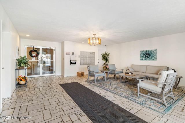 281 El Conquistador Pl, Louisville, KY 40220