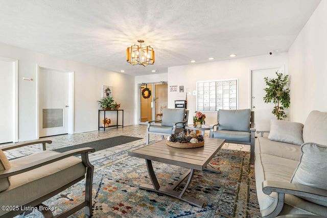 281 El Conquistador Pl, Louisville, KY 40220