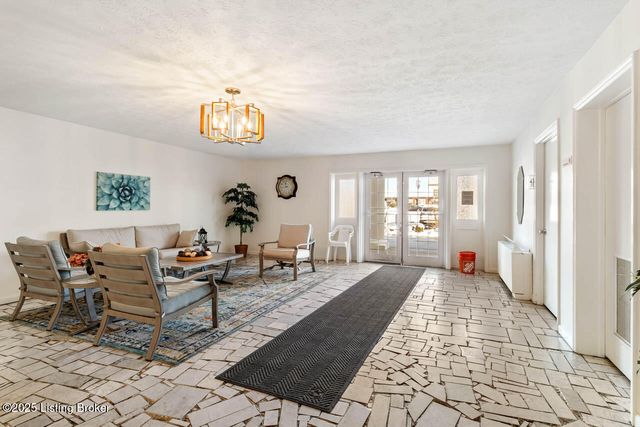 281 El Conquistador Pl, Louisville, KY 40220