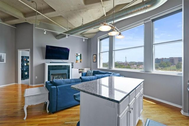 2107 Grand Boulevard 909, Kansas City, MO 64108