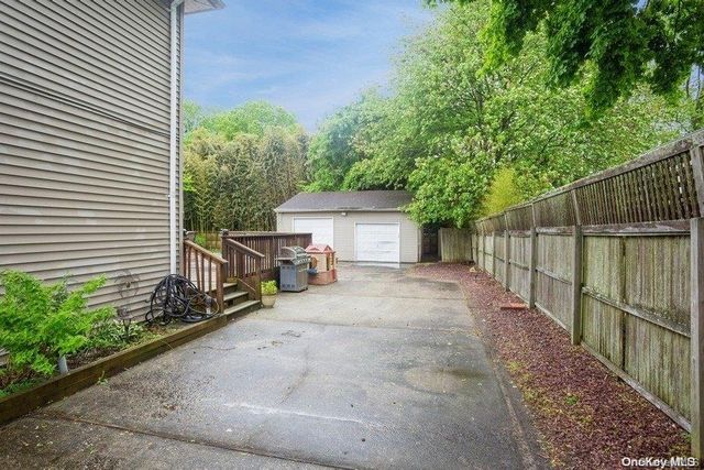 6 Riverdale Avenue, Oakdale, NY 11769