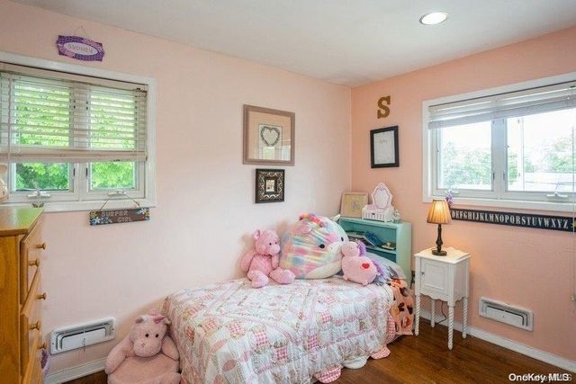 6 Riverdale Avenue, Oakdale, NY 11769