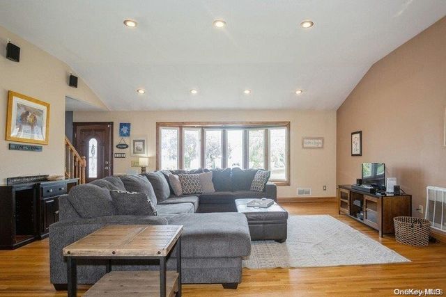 6 Riverdale Avenue, Oakdale, NY 11769