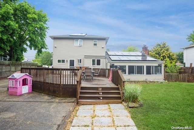 6 Riverdale Avenue, Oakdale, NY 11769