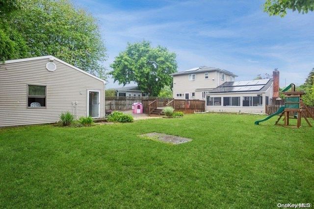 6 Riverdale Avenue, Oakdale, NY 11769