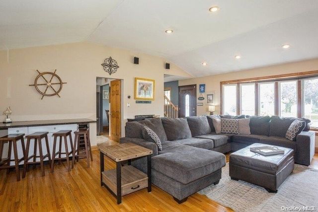 6 Riverdale Avenue, Oakdale, NY 11769