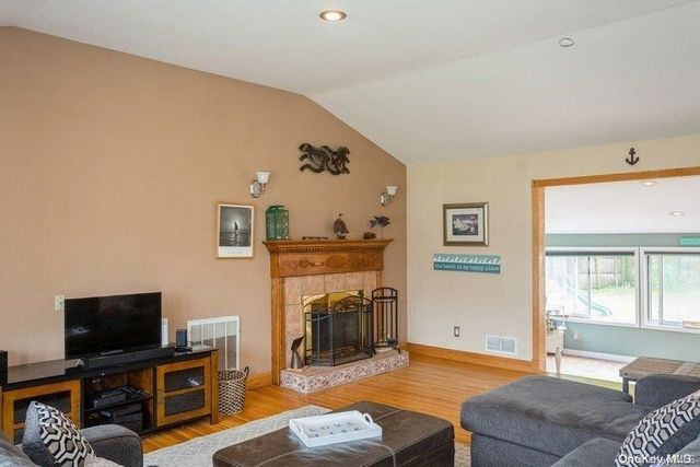 6 Riverdale Avenue, Oakdale, NY 11769