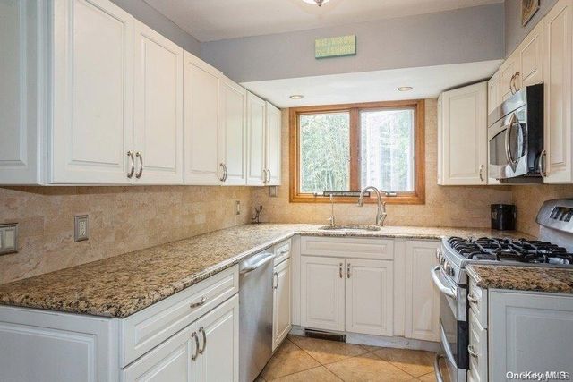 6 Riverdale Avenue, Oakdale, NY 11769